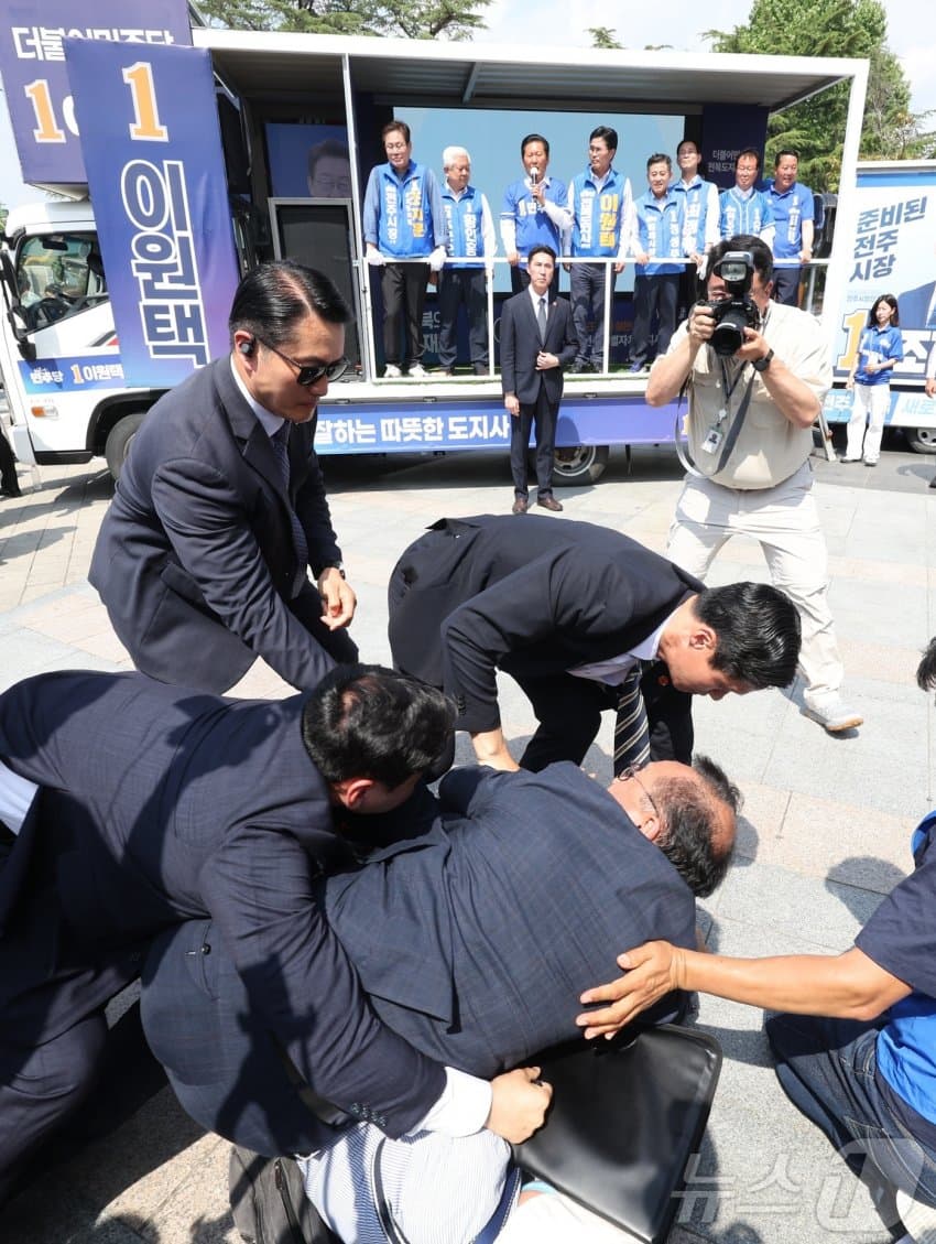 정청래 사퇴운동하는 전북도민 진압하는 정청래 경호원들