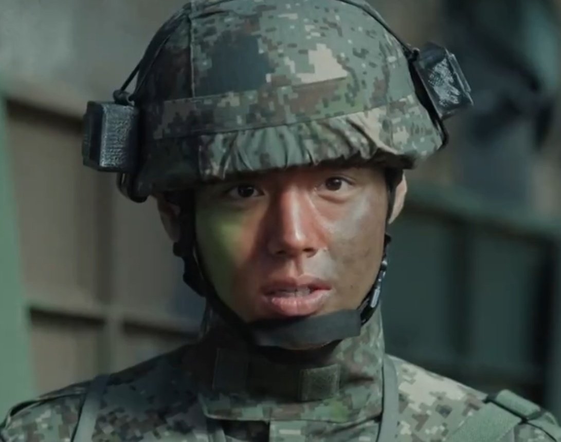 <취사병 전설이 되다> 위장크림 바른 박지훈 얼굴.jpg