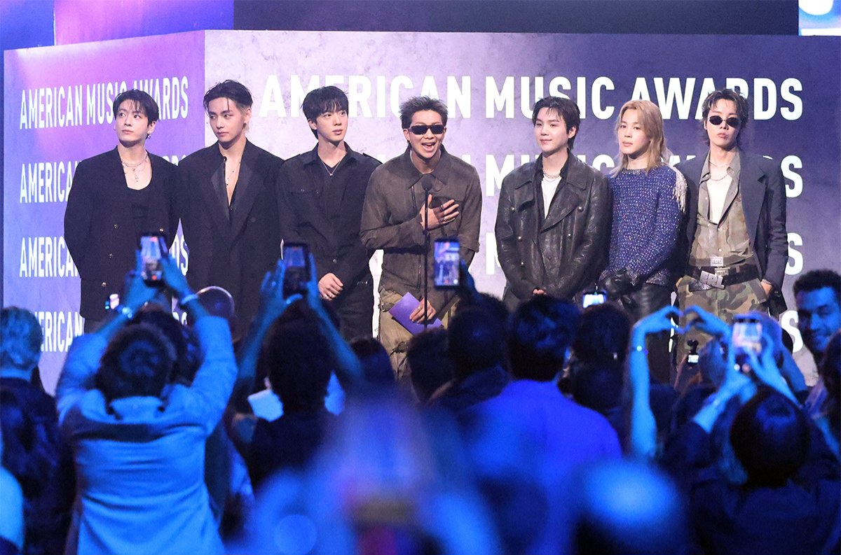 AMAs 시상자로 나온 방탄소년단