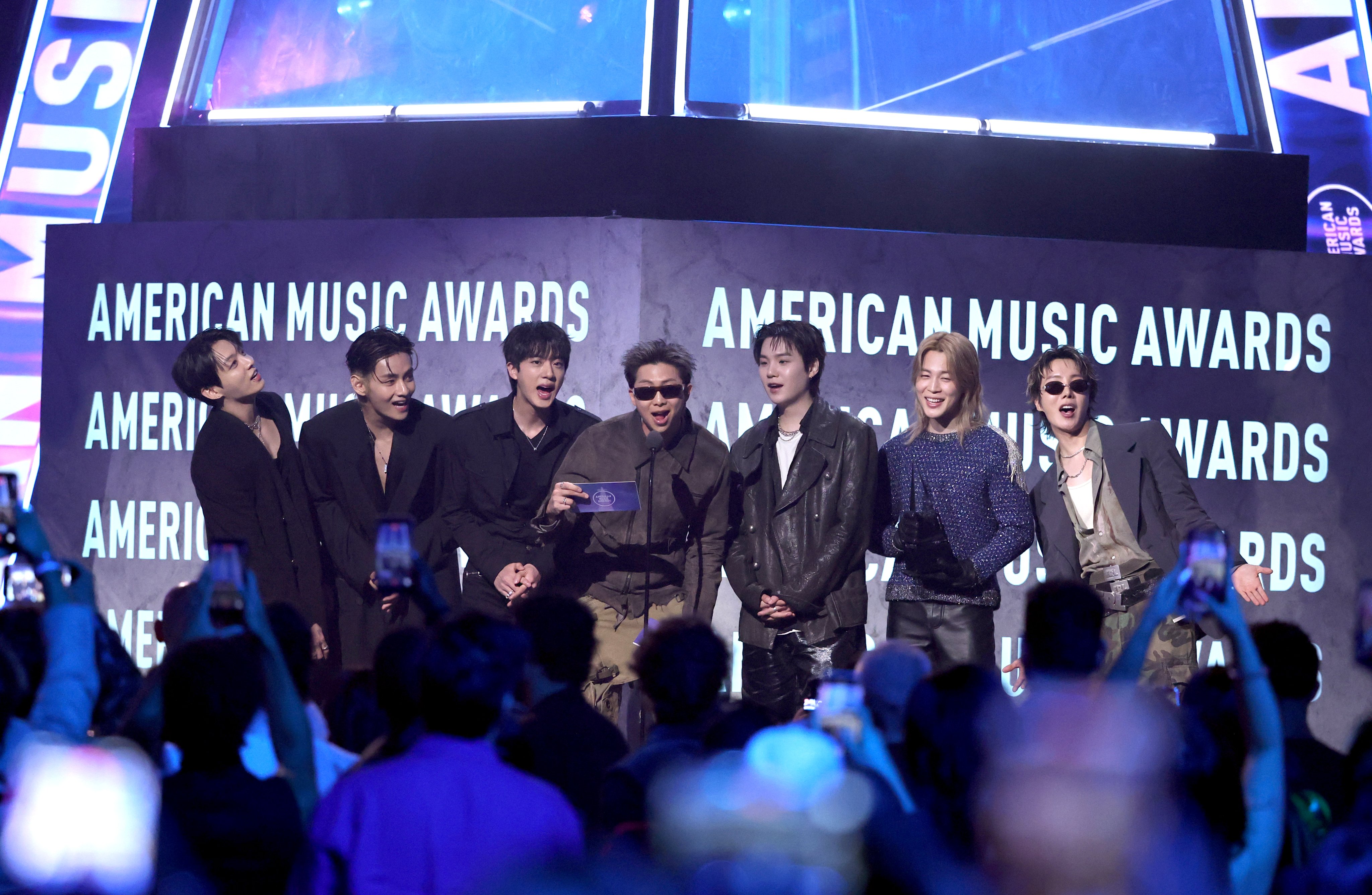 AMAs 시상자로 나온 방탄소년단