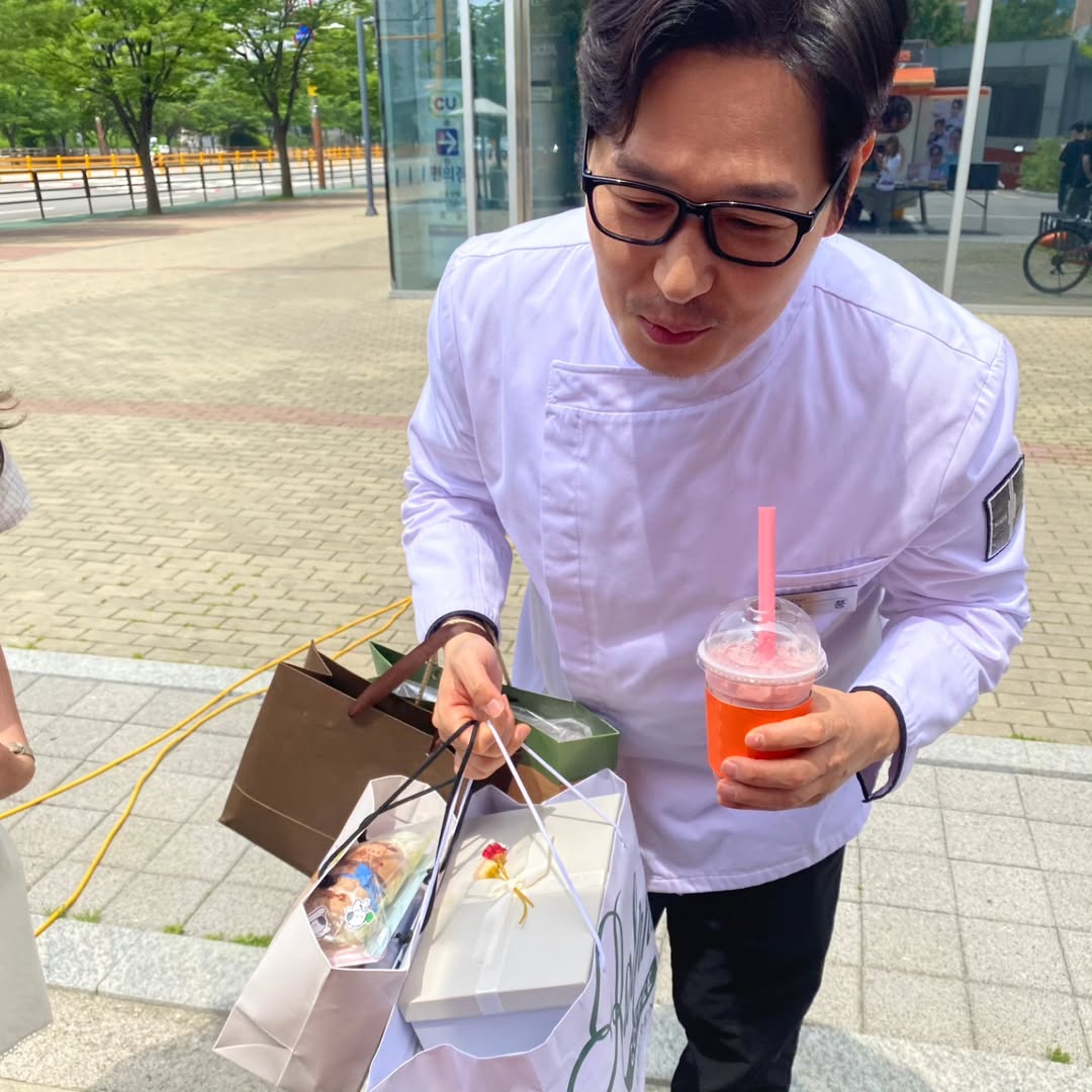 ??:  앞으로 나는 아이돌이다 라고 생각하고 자기관리에 신경쓰도록 하겠습니다.  그러니 저를 괄시하고 업신여기셨던 여러분도 이젠 저를 아이돌로 예우해주시길 부탁 드립니다.