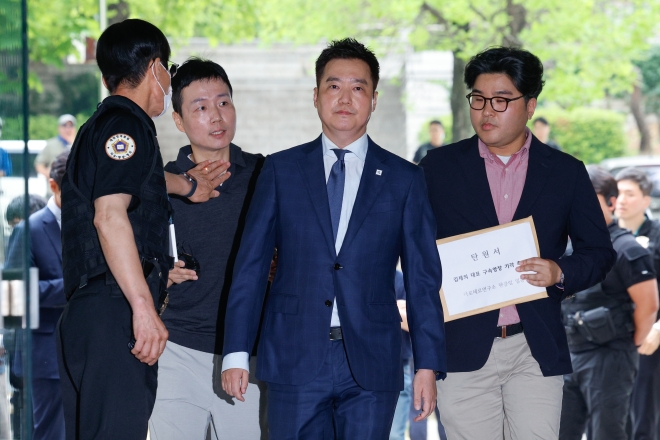 [속보] 배우 김수현 ‘눈물’ 1년만 “마침내 진실”… ‘故김새론 음성조작’ 김세의 구속에 공식 입장