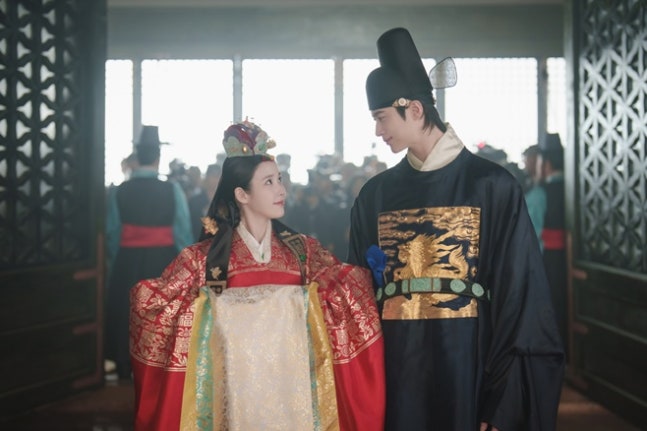 300억 '21세기 대군부인', '부분 편집' 아닌 '폐기 처형'이 답인가 [이슈&톡]