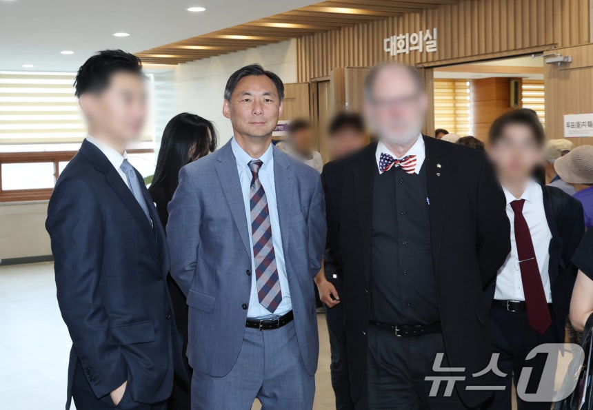 사전투표소 방문한 '부정선거론' 모스 탄