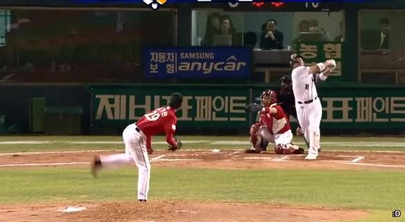 한국시리즈 2패하고 벼랑 끝에 몰려가던 순간 나타난 19살 신인 투수.gif