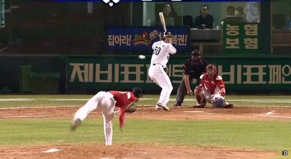 한국시리즈 2패하고 벼랑 끝에 몰려가던 순간 나타난 19살 신인 투수.gif