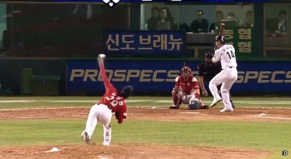 한국시리즈 2패하고 벼랑 끝에 몰려가던 순간 나타난 19살 신인 투수.gif