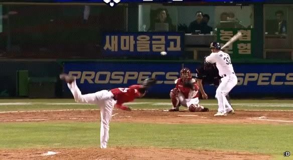 한국시리즈 2패하고 벼랑 끝에 몰려가던 순간 나타난 19살 신인 투수.gif