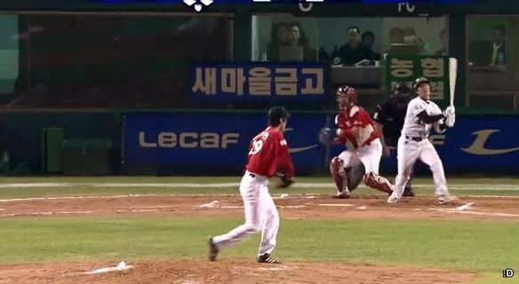 한국시리즈 2패하고 벼랑 끝에 몰려가던 순간 나타난 19살 신인 투수.gif