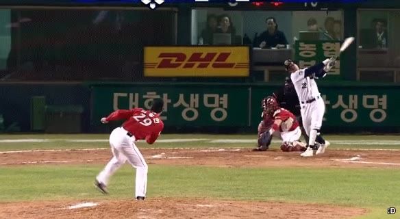 한국시리즈 2패하고 벼랑 끝에 몰려가던 순간 나타난 19살 신인 투수.gif