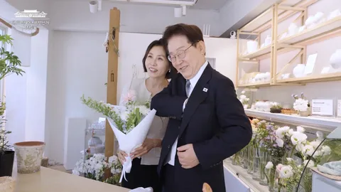 꽃 선물 하는 잼프