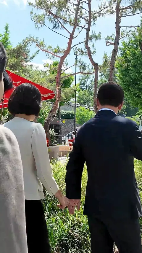 꽃 선물 하는 잼프