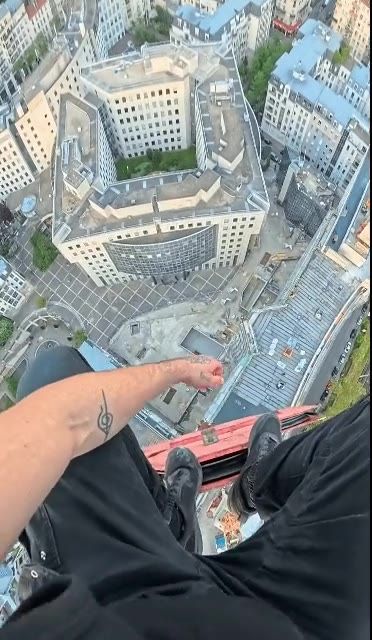 고층 크레인 위 강심장.gif