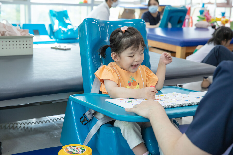 ‘아픈 아이도 책임져야’ 창업주 철학… 71만명 웃음 되찾다