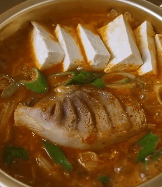 참치 800g 넣고 끓인 참치 김치찌개.gif