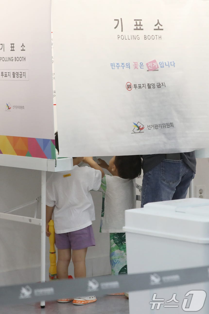 6월 3일 전국동시지방선거 투표소를 찾은 어린이들
