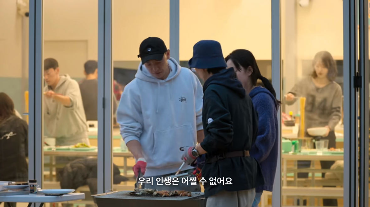 유재석 : 어느 순간 깨달았어요. 아 이렇게 좋아하는 것과 이별을 해야 되는구나