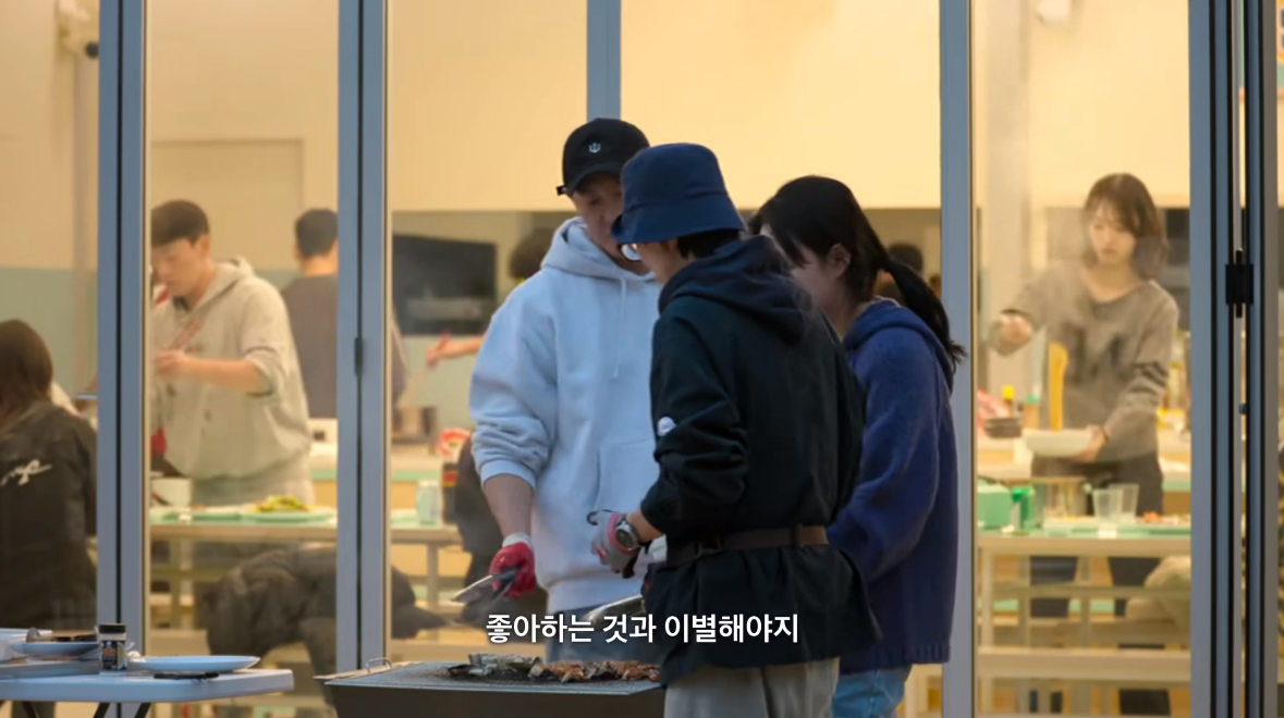 유재석 : 어느 순간 깨달았어요. 아 이렇게 좋아하는 것과 이별을 해야 되는구나
