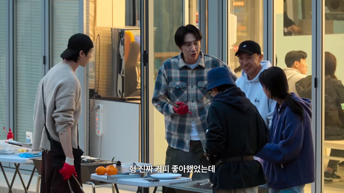 유재석 : 어느 순간 깨달았어요. 아 이렇게 좋아하는 것과 이별을 해야 되는구나