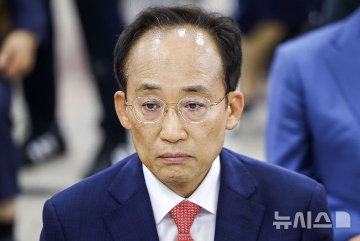 출구조사 확인하는 추경호