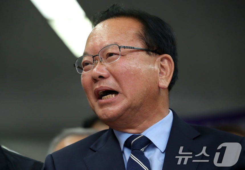 출구조사 경합에 환호하는 김부겸 대구시장 후보