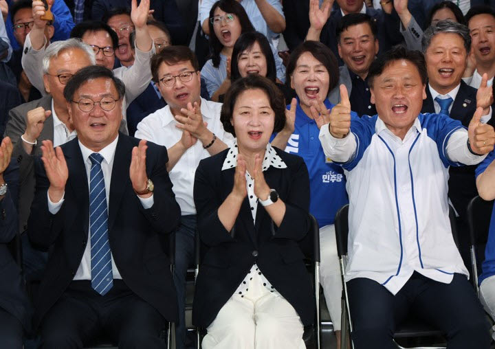 [속보] 추미애 경기도지사 당선 유력, 첫 여성 광역단체장 탄생 임박