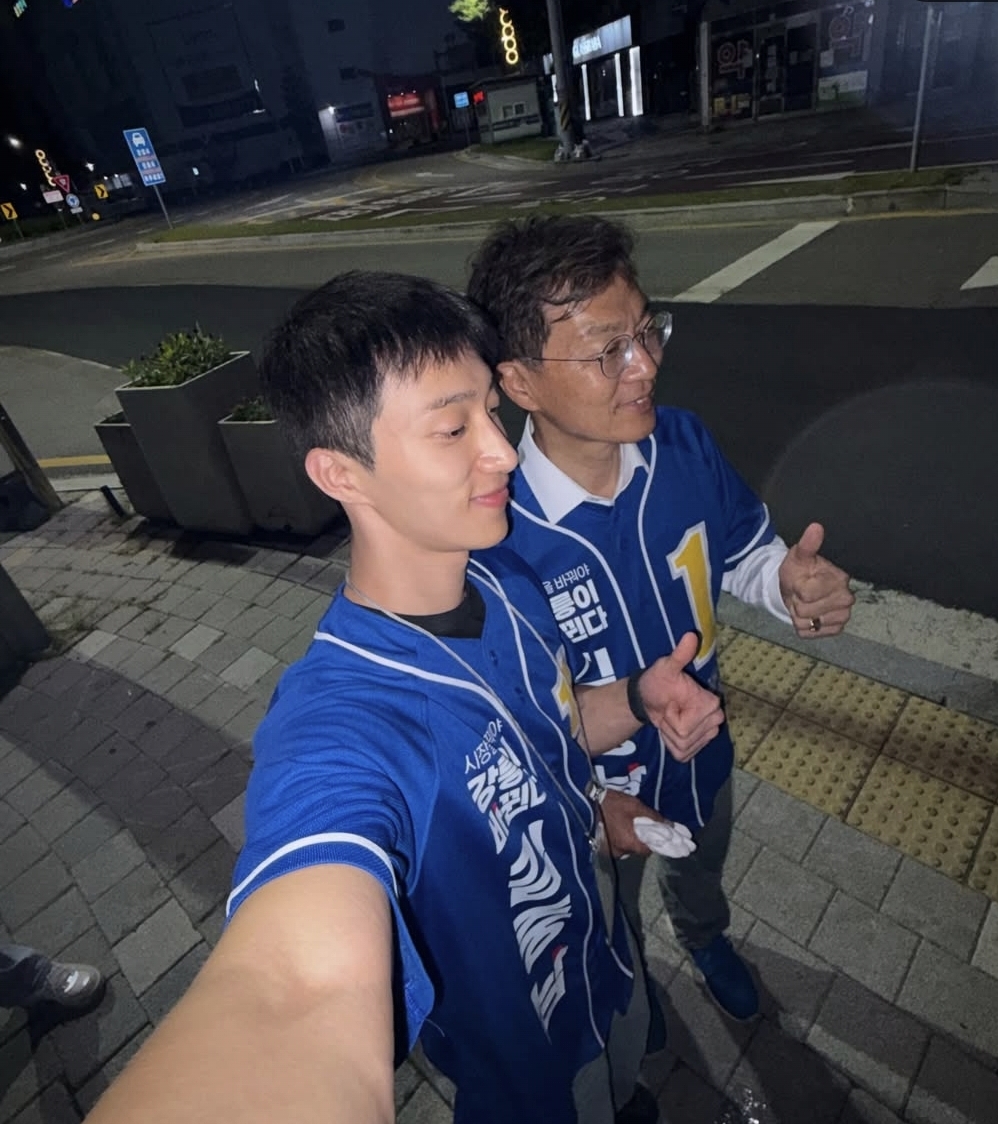 강릉시장 당선된 아버지보고 누구보다 기뻤을듯한 프롬트웬티..jpg