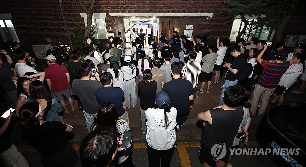 [6·3 지선] 잠실7동 투표소 수백명 대치…과격 시위 우려(종합)