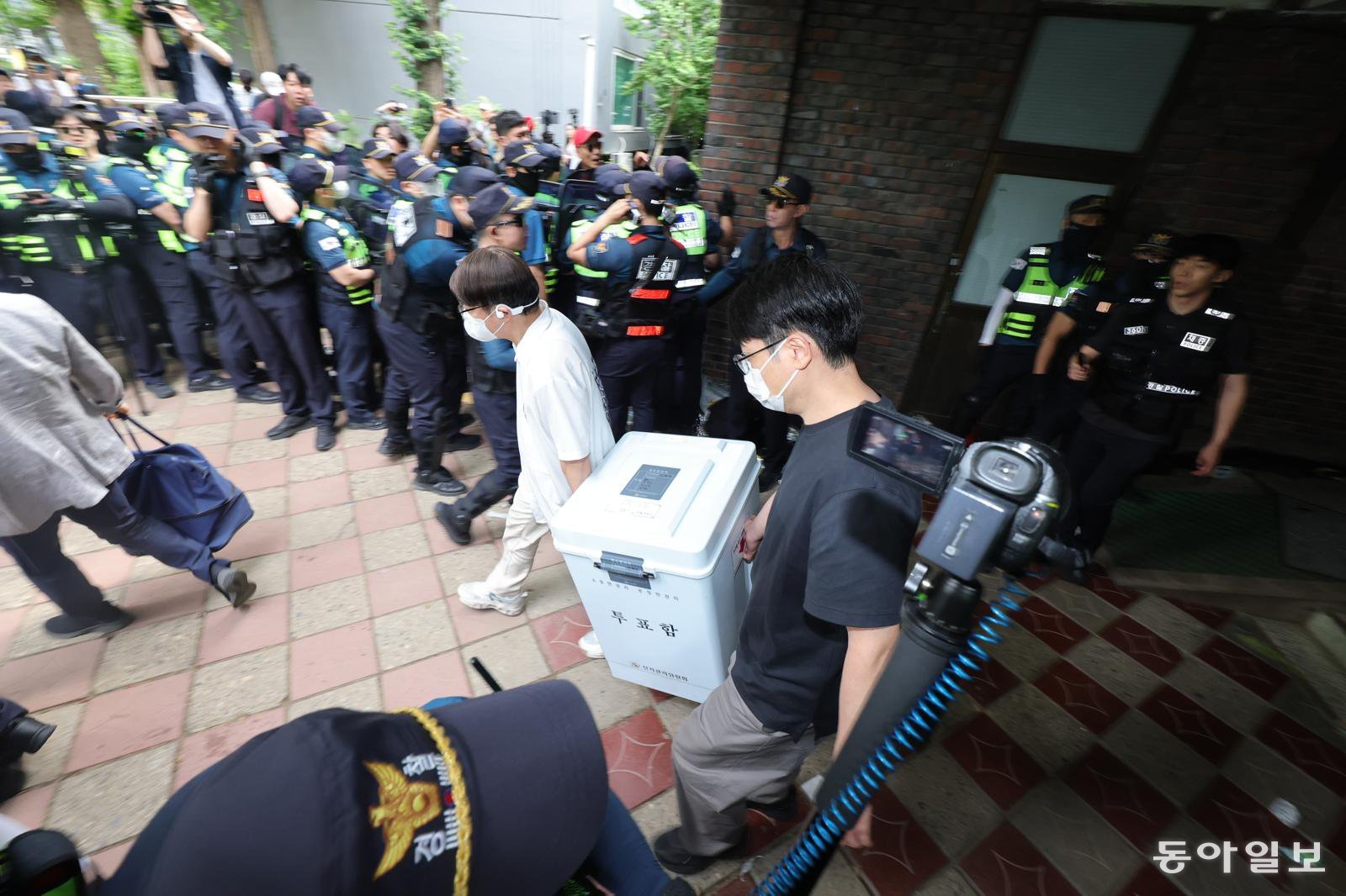 [속보]경찰, 잠실7동 투표소 시위대 뚫고 투표함 2개 확보