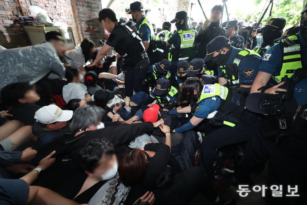 [속보]경찰, 잠실7동 투표소 시위대 뚫고 투표함 2개 확보
