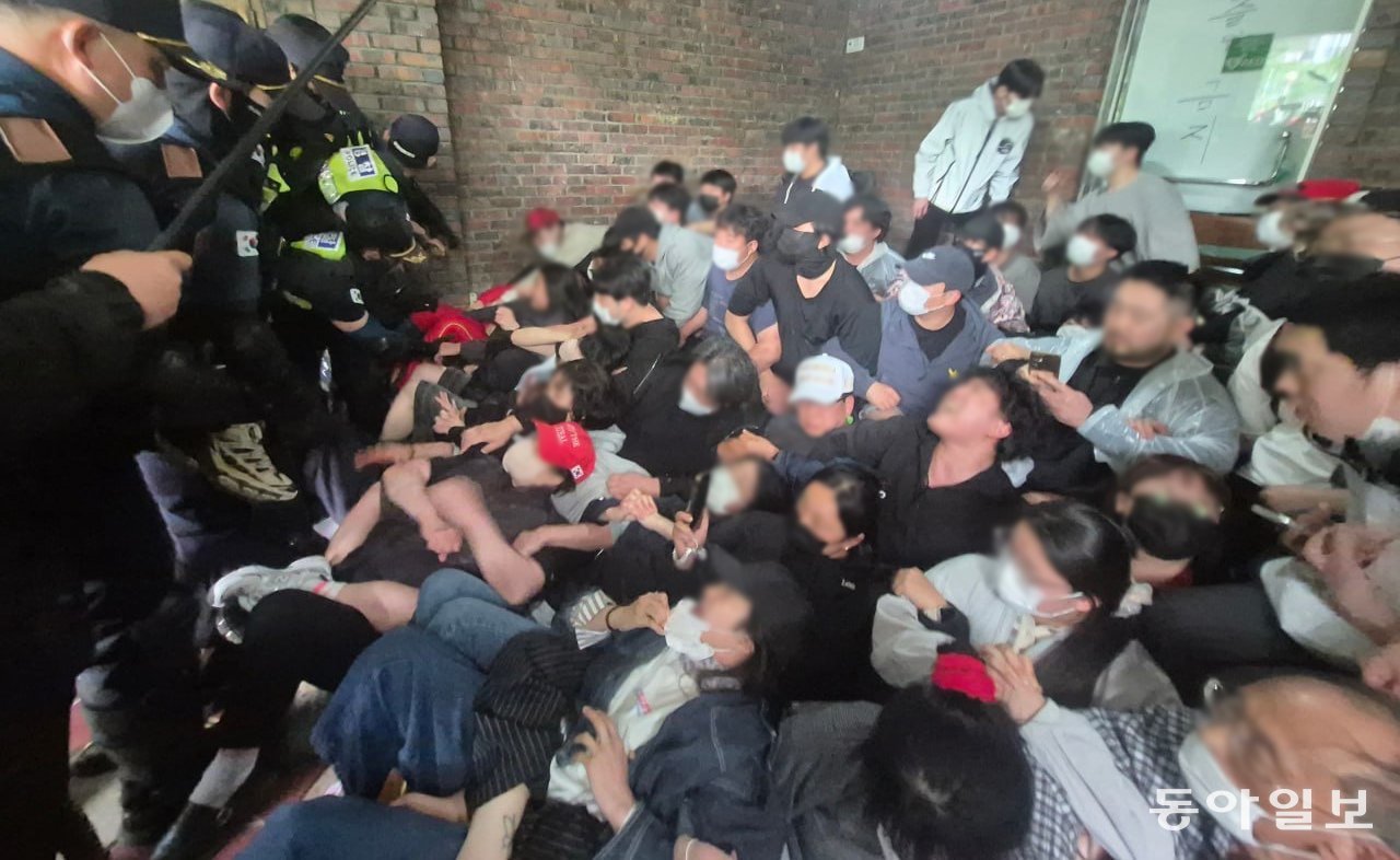 [속보]경찰, 잠실7동 투표소 시위대 뚫고 투표함 2개 확보