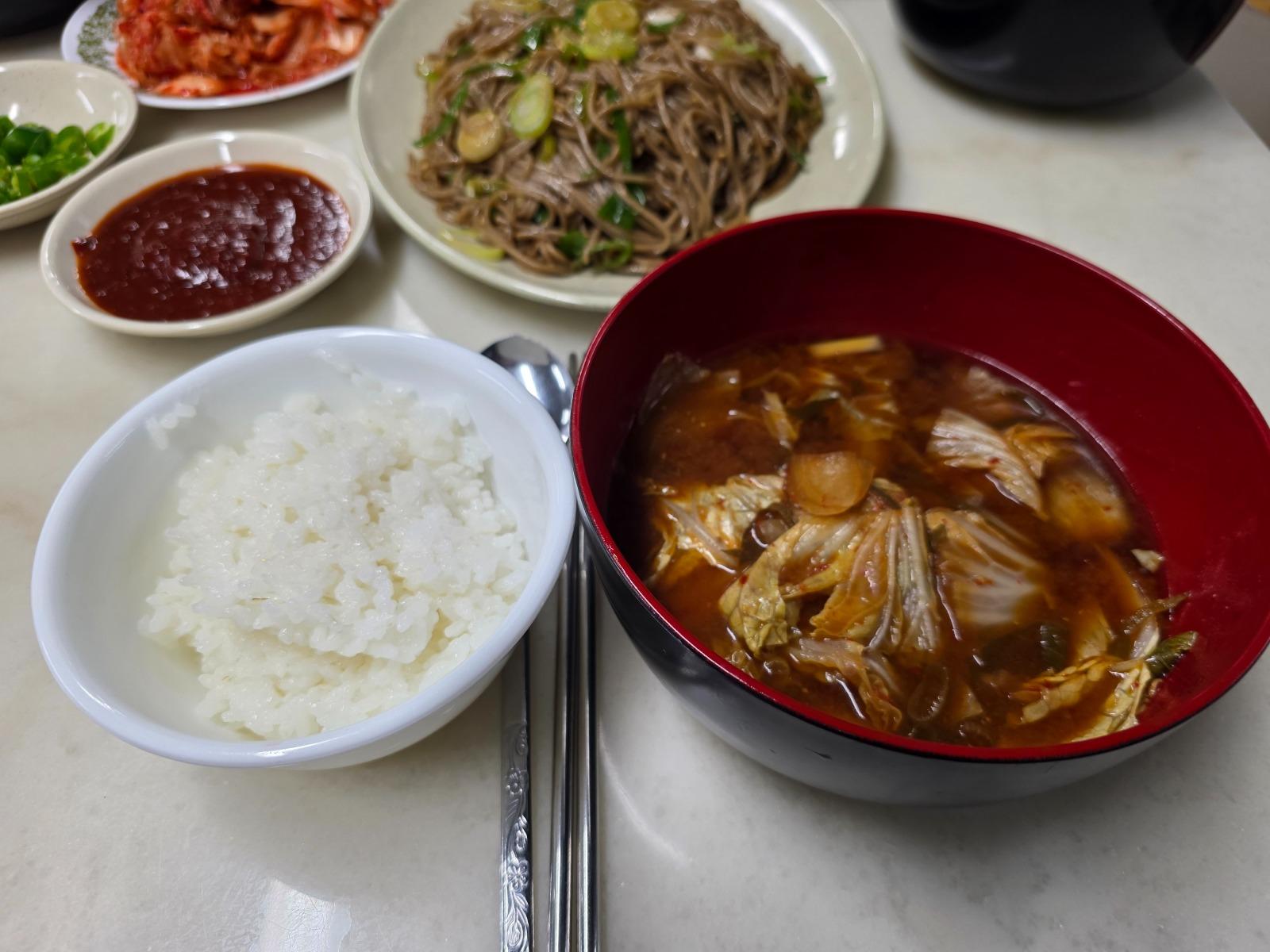 직장에서 3천원씩 걷어서 해먹는 점심 족발 들기름막국수
