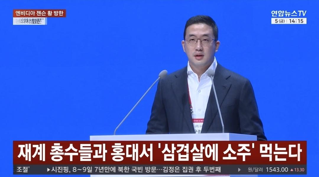 한국을 위해 많은 선물을 가지고 온 남성