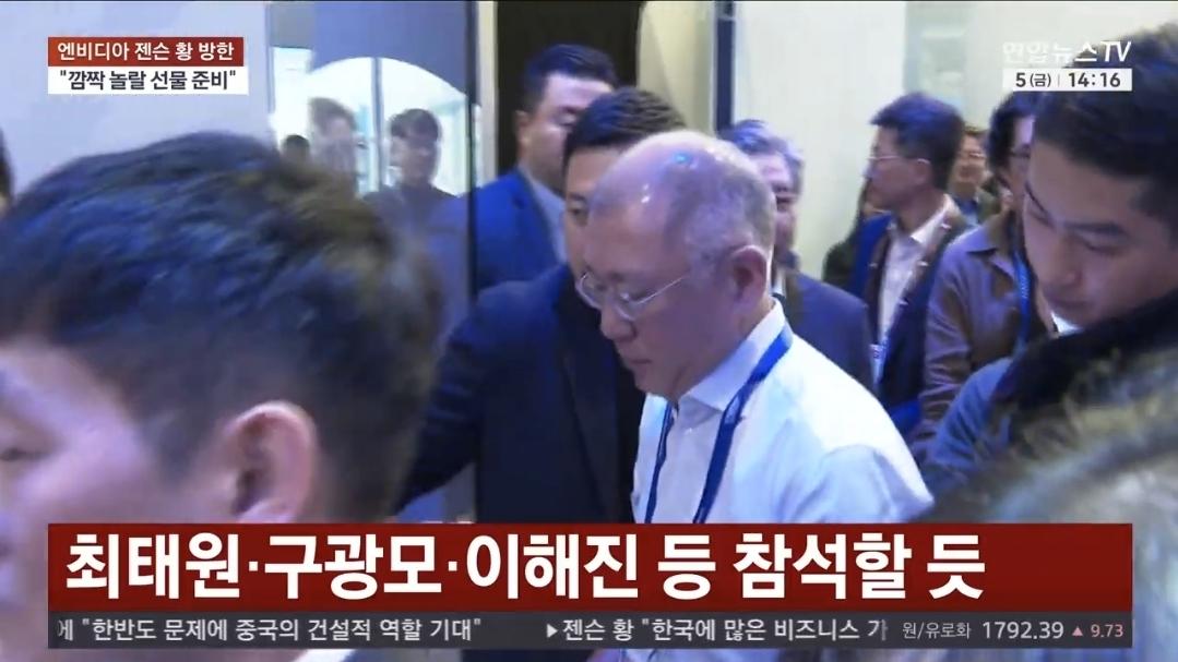 한국을 위해 많은 선물을 가지고 온 남성