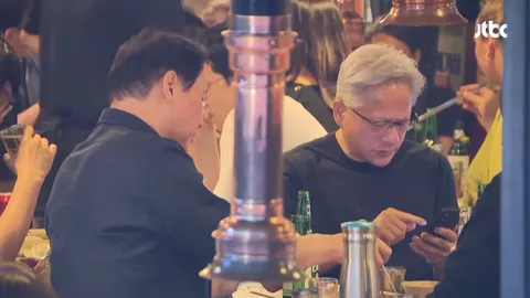 젠슨 황의 스마트폰 터치 방법