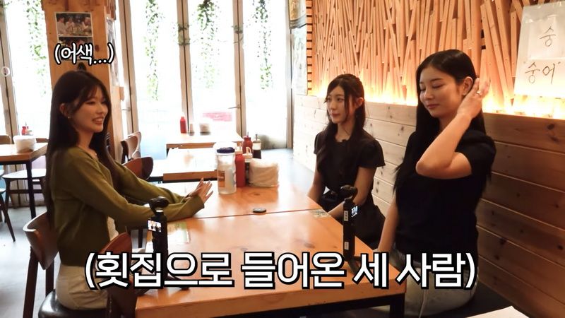 일본 여자들을 한국 횟집에 데려갔더니?.jpg