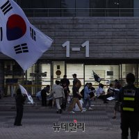 [속보].기자들, 시위대에 감금·폭행당했..창문으로 탈출”