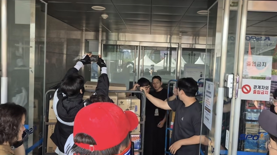 이제 하다하다 CU 편의점 입고 물품들도 검수하는 잠실 시위대