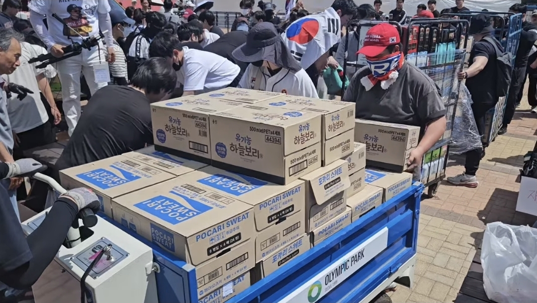 이제 하다하다 CU 편의점 입고 물품들도 검수하는 잠실 시위대