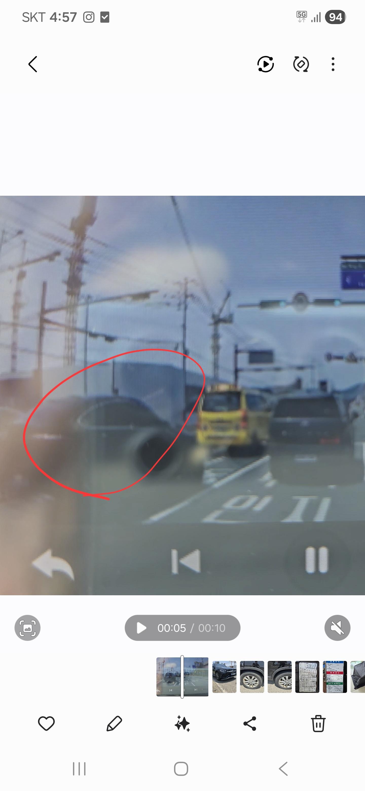좌회전 신호대기중 차선변경 차량과 사고