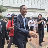 ‘개표소 시위’.모스 탄 “부정선거..에 중국”