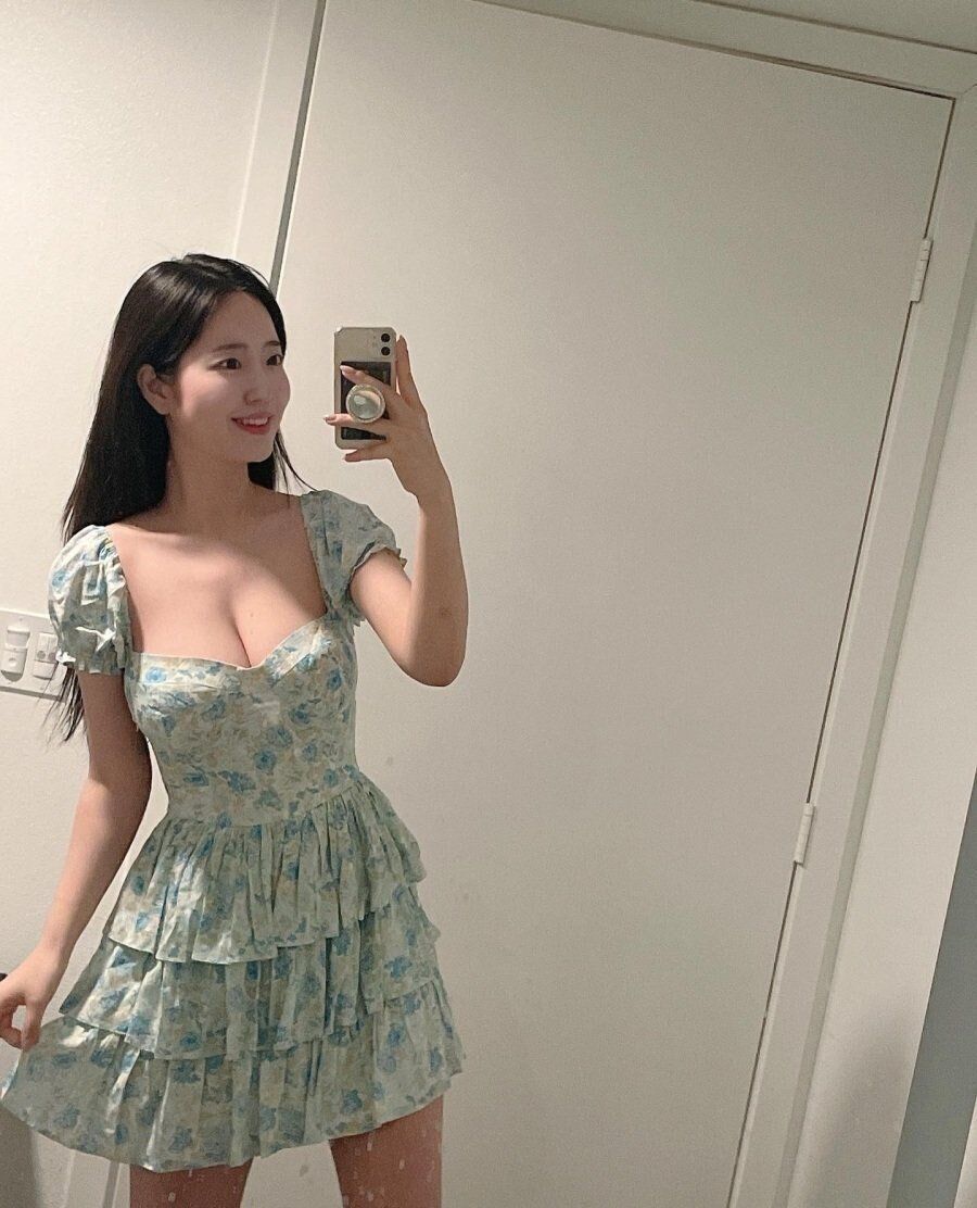 비키니 공개한 F컵 유튜버