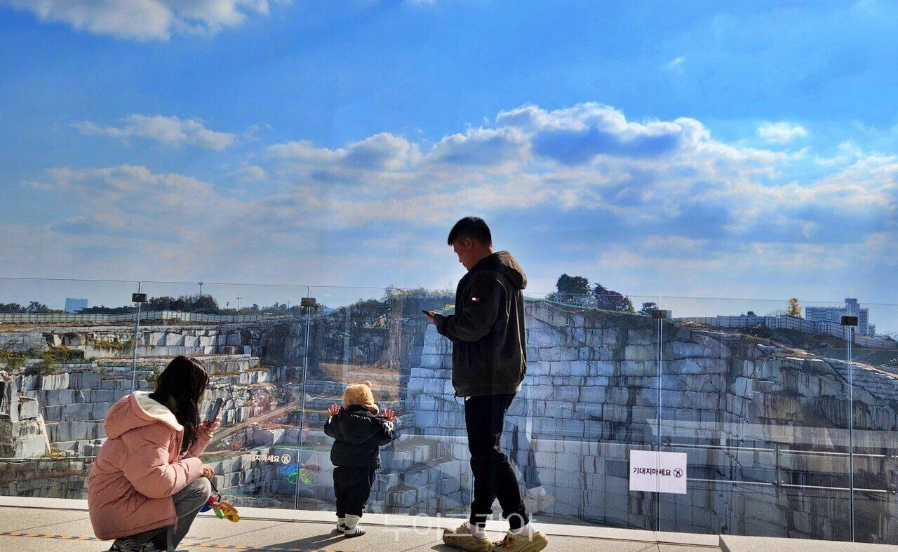 익산 채석장을 재활용한 카페.jpg