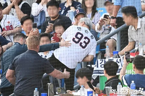 잠실 야구장에서 시구한 젠슨 황 시타는 박정원 두산 회장