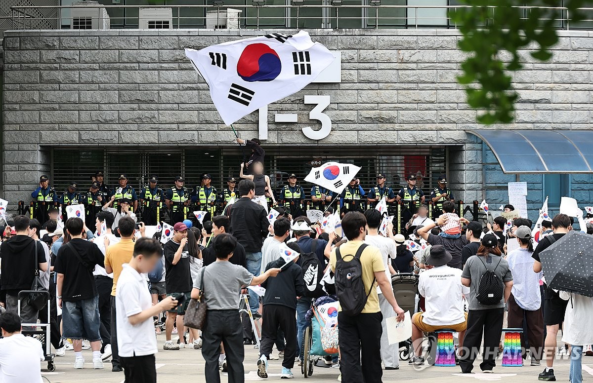 '광화문 아스팔트'와 거리 두는 잠실개표소 시위…2030 자율집회