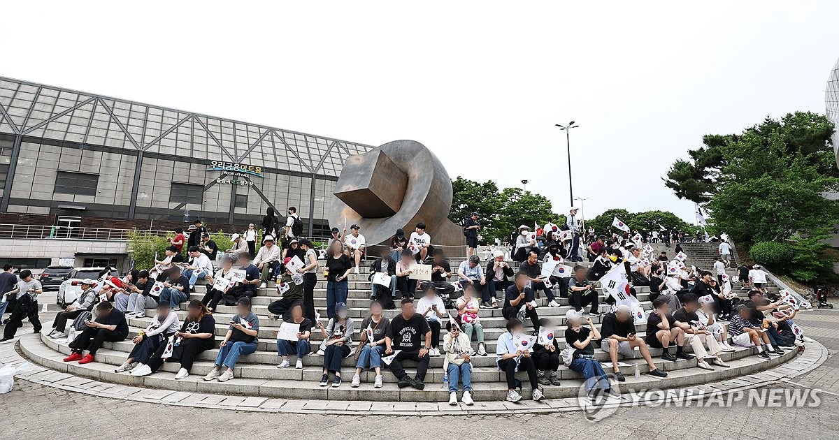 '광화문 아스팔트'와 거리 두는 잠실개표소 시위…2030 자율집회