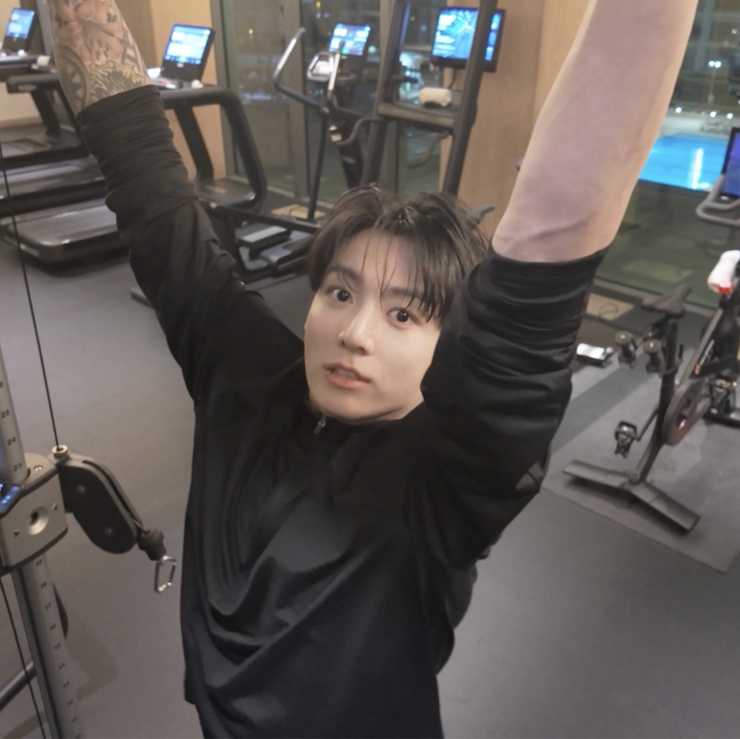 턱걸이 준비하는 방탄소년단 정국이 청순함 근데 턱걸이 시작하니까 섹시해짐