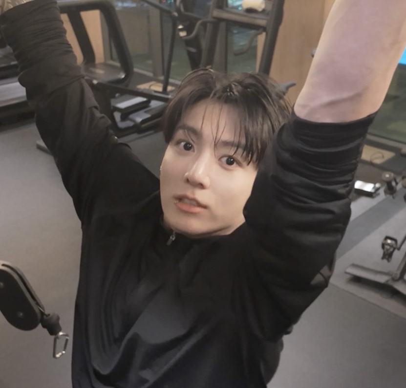 턱걸이 준비하는 방탄소년단 정국이 청순함 근데 턱걸이 시작하니까 섹시해짐