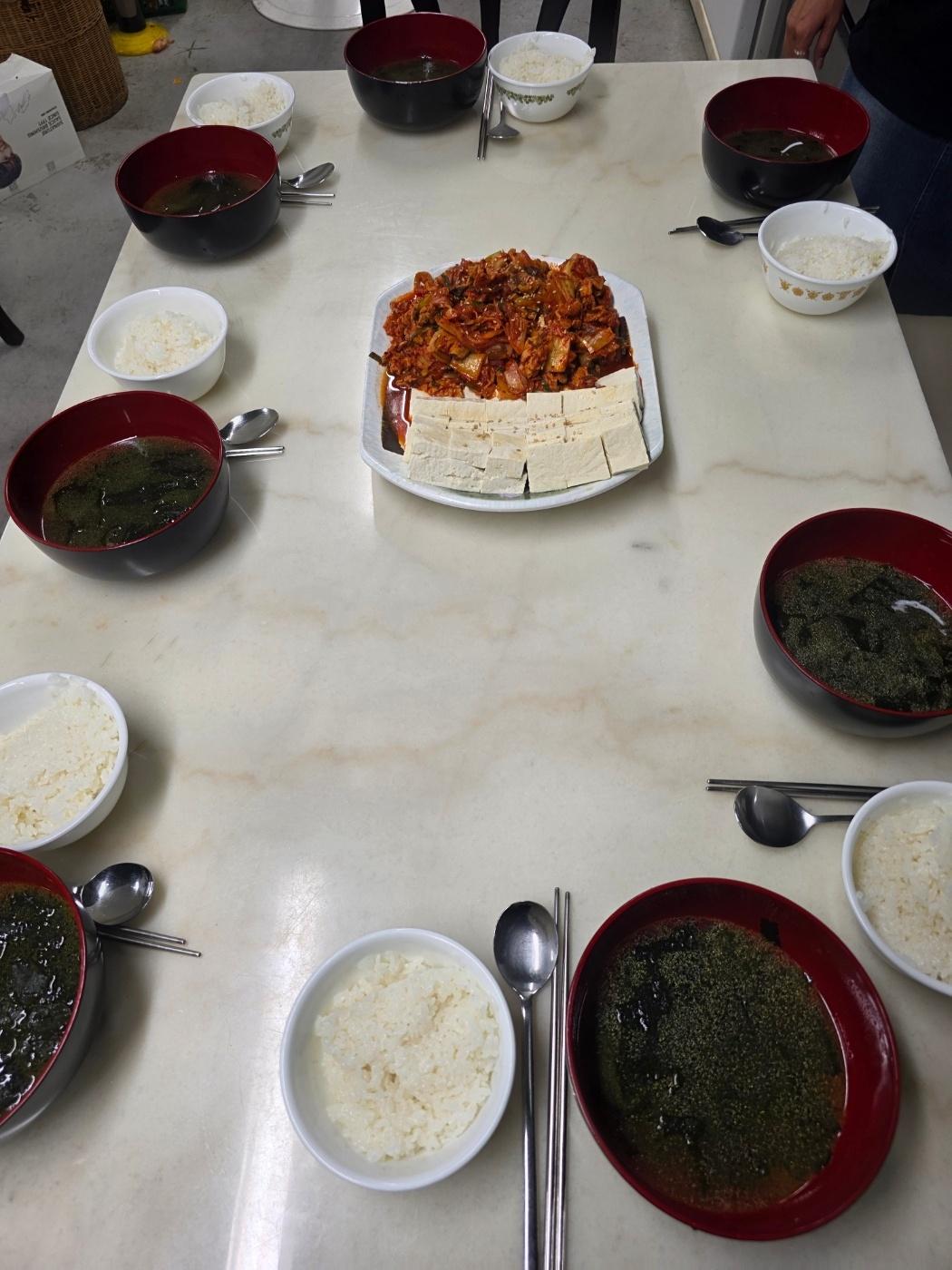 직장에서 3천원씩 걷어서 해먹는 점심 두부김치