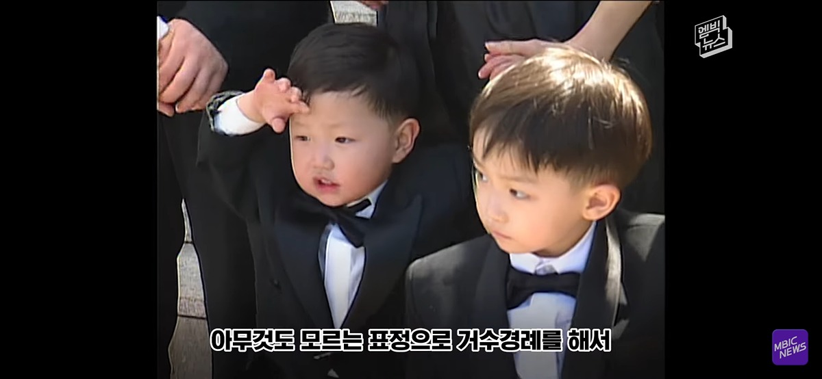 (눈물주의) 야구장 눈물바다로 만든 시구.jpg